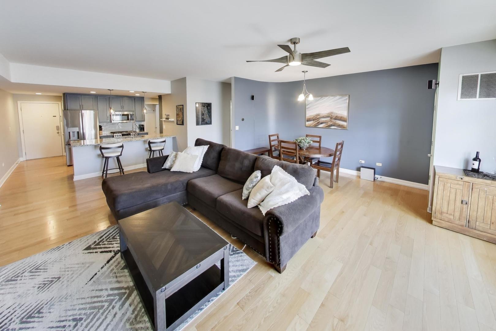 680 N GREEN Street 702