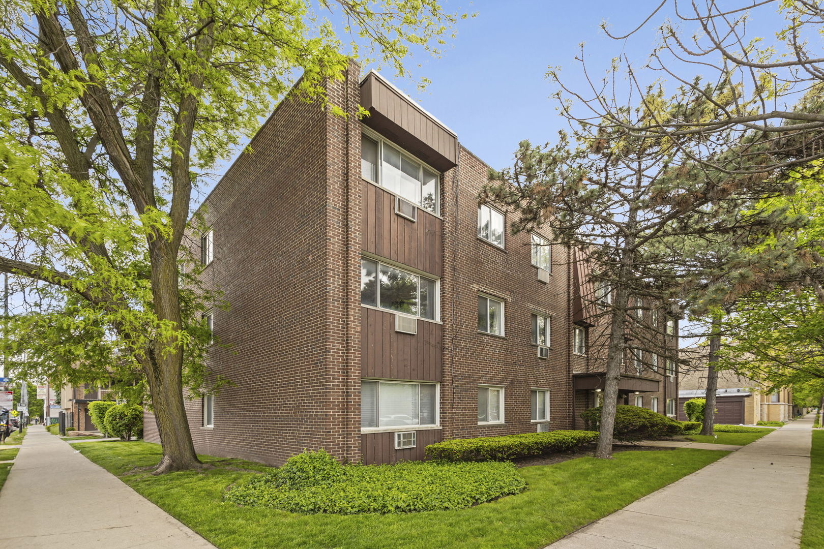 3201 W BALMORAL Avenue 301