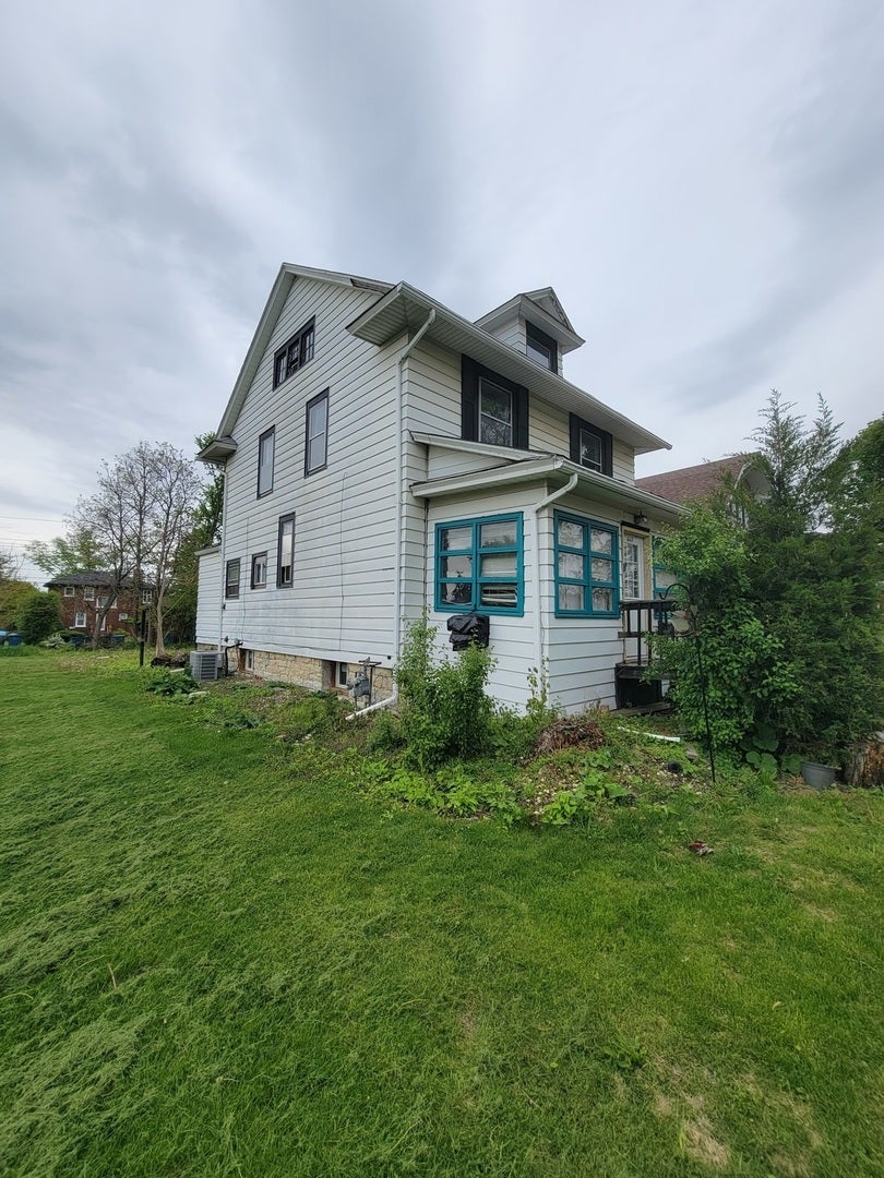 227 W 16th Place