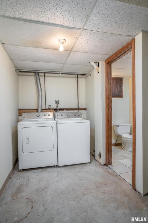 Tiny photo for 5556 N THORNWOOD Avenue, Davenport, IA 52806 (MLS # QC4268507)