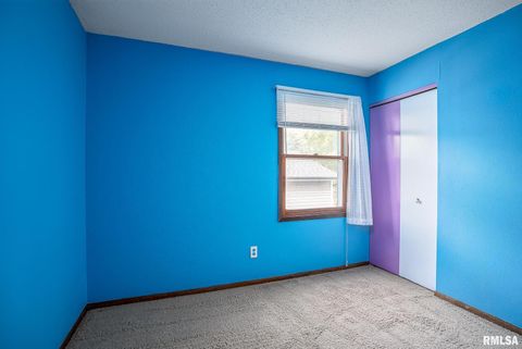 Tiny photo for 5556 N THORNWOOD Avenue, Davenport, IA 52806 (MLS # QC4268507)