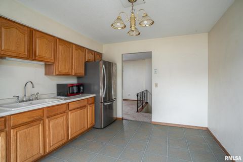 Tiny photo for 5556 N THORNWOOD Avenue, Davenport, IA 52806 (MLS # QC4268507)