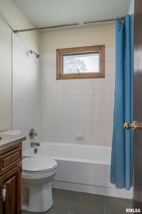 Tiny photo for 5556 N THORNWOOD Avenue, Davenport, IA 52806 (MLS # QC4268507)