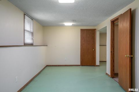 Tiny photo for 5556 N THORNWOOD Avenue, Davenport, IA 52806 (MLS # QC4268507)