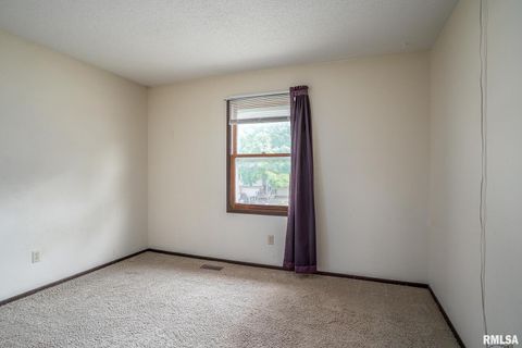 Tiny photo for 5556 N THORNWOOD Avenue, Davenport, IA 52806 (MLS # QC4268507)