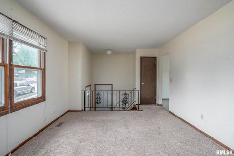 Tiny photo for 5556 N THORNWOOD Avenue, Davenport, IA 52806 (MLS # QC4268507)