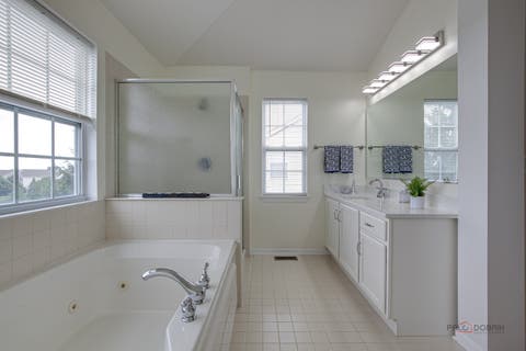 Tiny photo for 39 Amber Court, Lindenhurst, IL 60046 (MLS # 12718773)