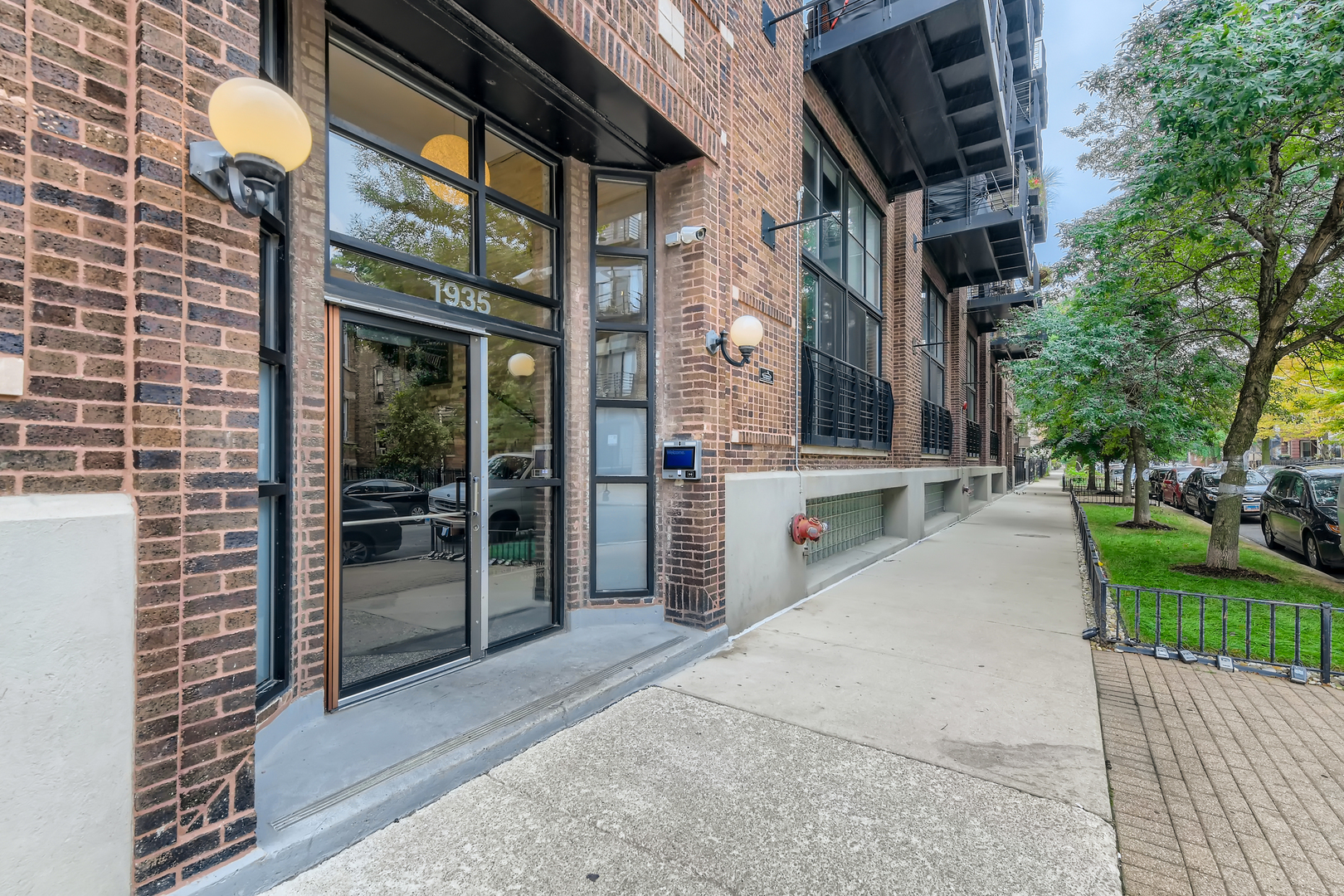 1935 N Fairfield Avenue 307
