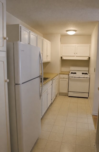 Tiny photo for 2222 S Stewart Avenue #1H, Lombard, IL 60148 (MLS # 12649625)