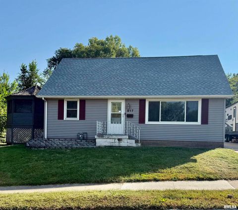 Photo of 917 S 8TH Street, Clinton, IA 52732 (MLS # QC4267458)