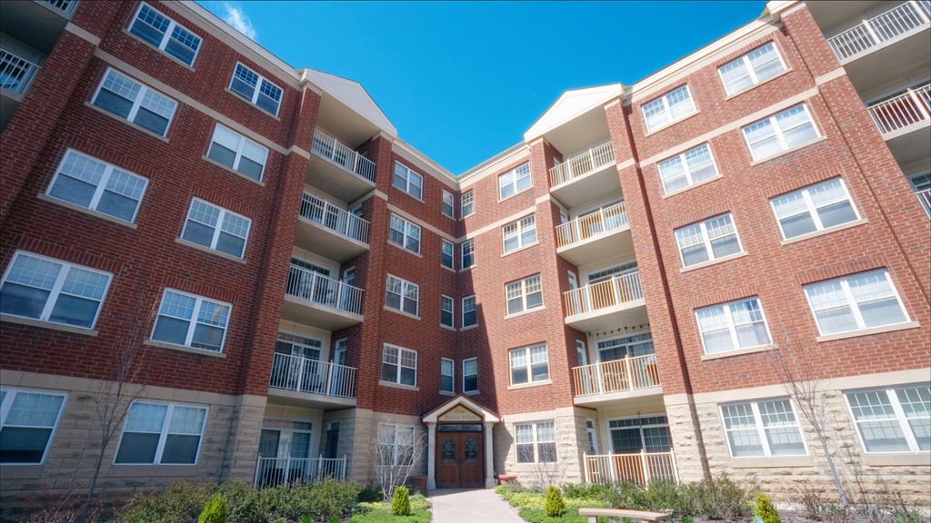 Photo for 1 Itasca Place #408, Itasca, IL 60143 (MLS # 12439345)
