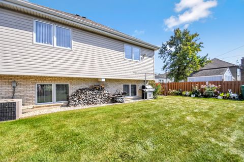 Tiny photo for 7810 S Lockwood Avenue, Burbank, IL 60459 (MLS # 12473874)