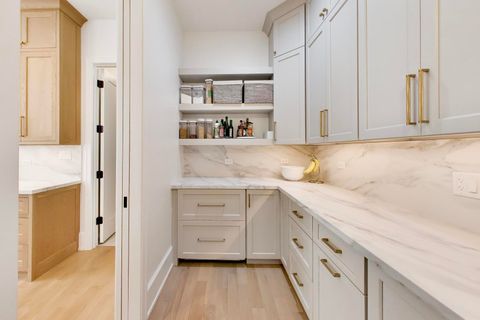 Tiny photo for 910 Allmen Avenue, Hinsdale, IL 60521 (MLS # 12622174)