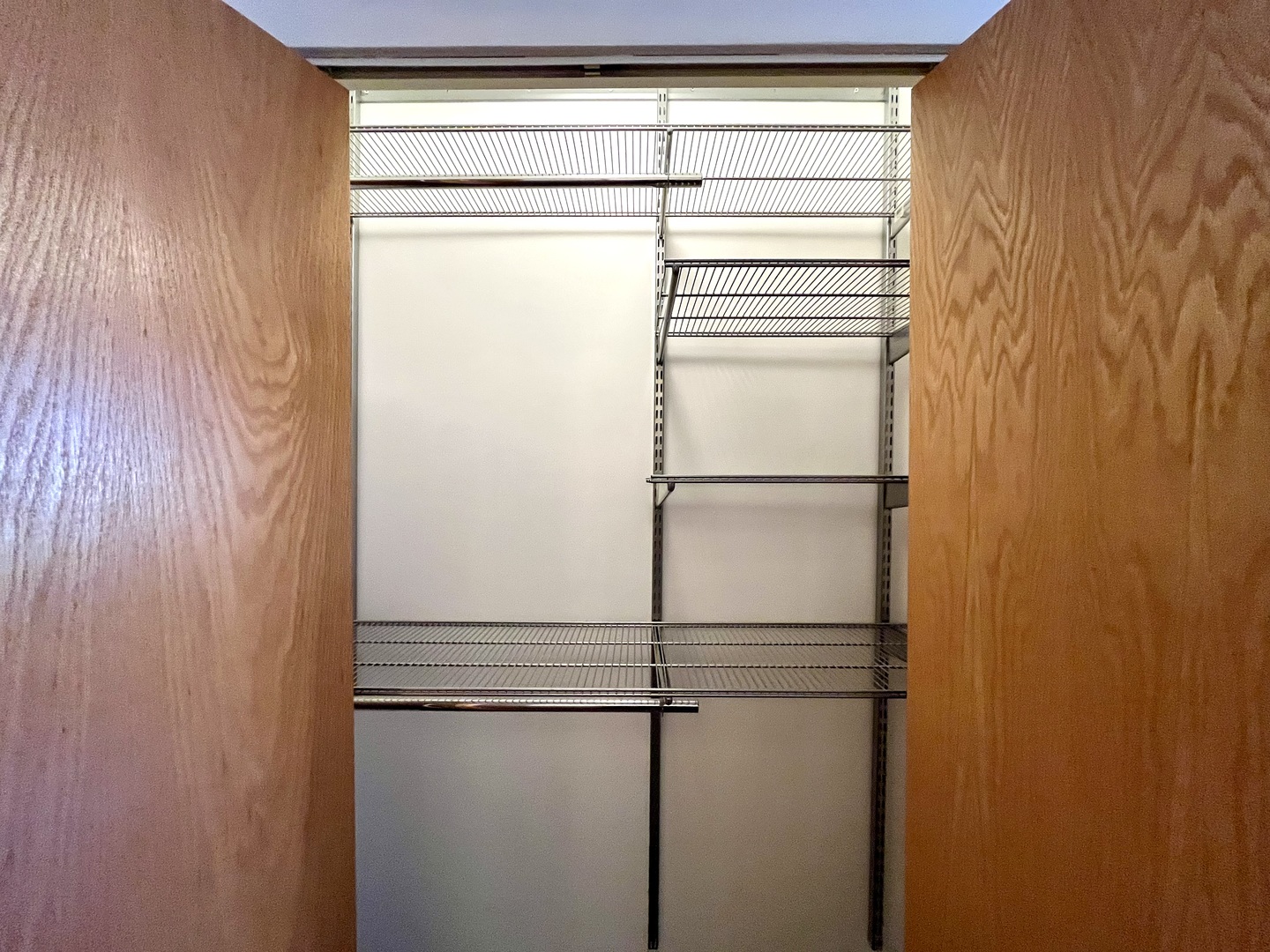 Chicago, Illinois 60605, United States, 2 Bedrooms Bedrooms, ,2 BathroomsBathrooms,Residential,Active,233236