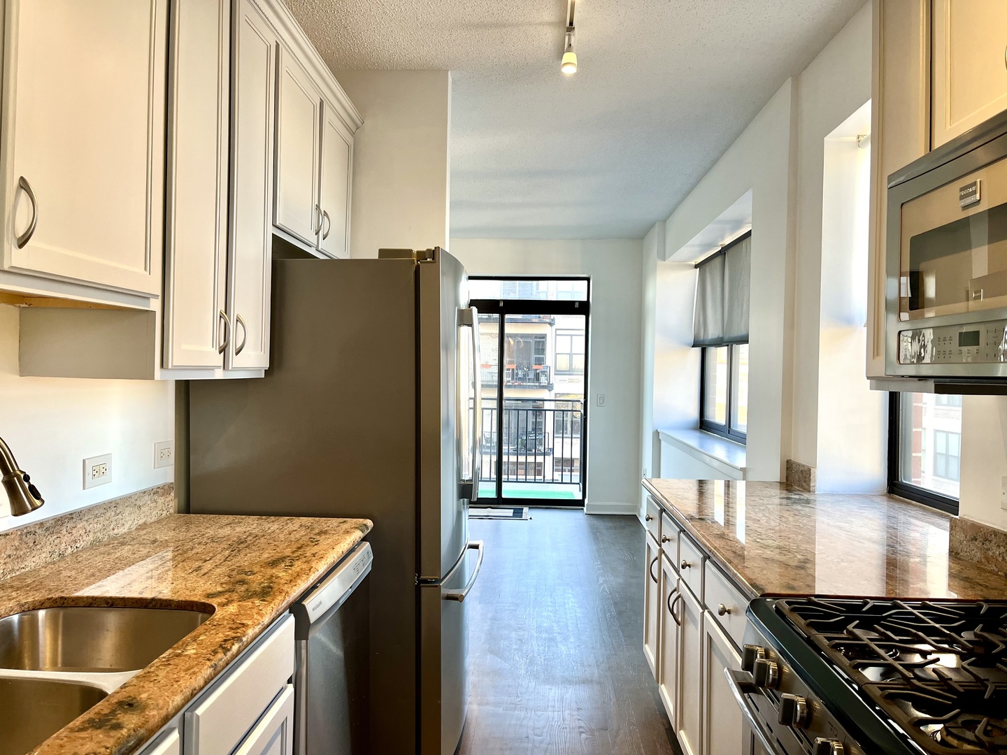 Chicago, Illinois 60605, United States, 2 Bedrooms Bedrooms, ,2 BathroomsBathrooms,Residential,Active,233236