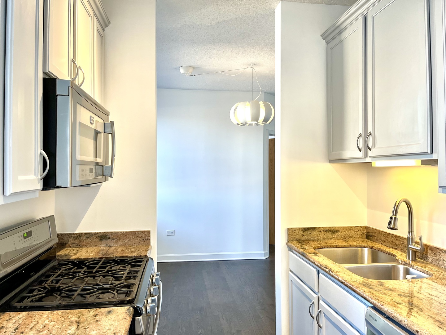 Chicago, Illinois 60605, United States, 2 Bedrooms Bedrooms, ,2 BathroomsBathrooms,Residential,Active,233236