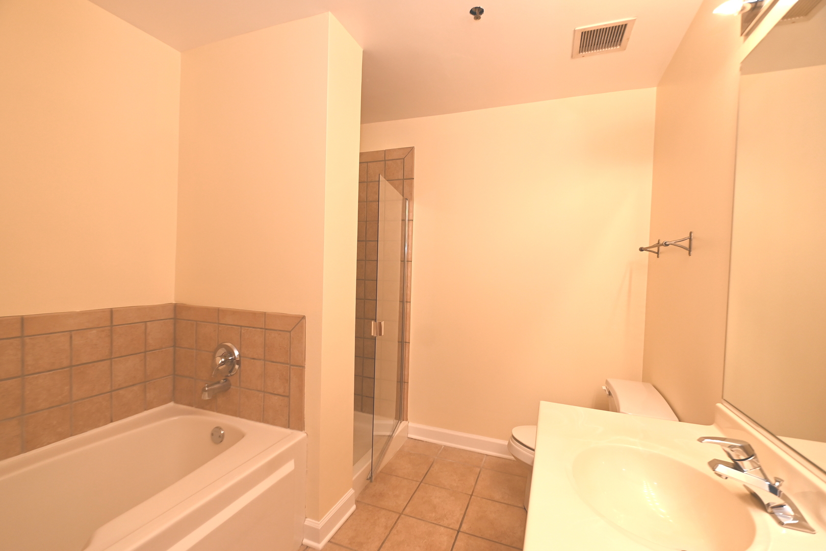 Chicago, Illinois 60605, United States, 2 Bedrooms Bedrooms, ,2 BathroomsBathrooms,Residential,Active,233236