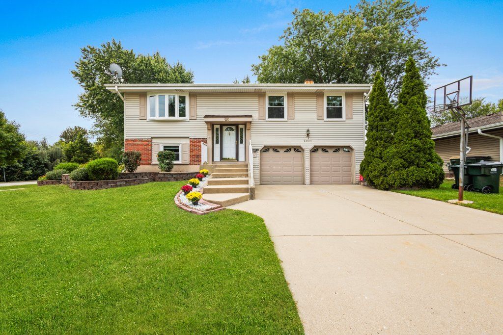 Photo for 2004 E Parkview Circle, Hoffman Estates, IL 60169 (MLS # 12507420)