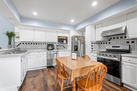 Tiny photo for 2004 E Parkview Circle, Hoffman Estates, IL 60169 (MLS # 12507420)