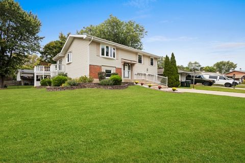 Tiny photo for 2004 E Parkview Circle, Hoffman Estates, IL 60169 (MLS # 12507420)