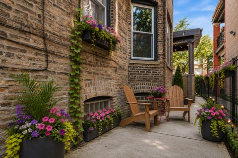 Tiny photo for 817 W Lawrence Avenue #1, Chicago, IL 60640 (MLS # 12648442)