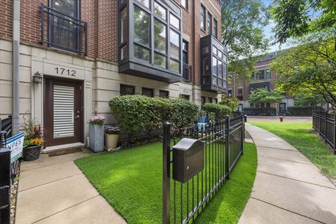 Tiny photo for 1712 W SURF Street #1712, Chicago, IL 60657 (MLS # 12478795)