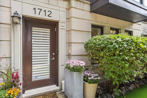 Tiny photo for 1712 W SURF Street #1712, Chicago, IL 60657 (MLS # 12478795)
