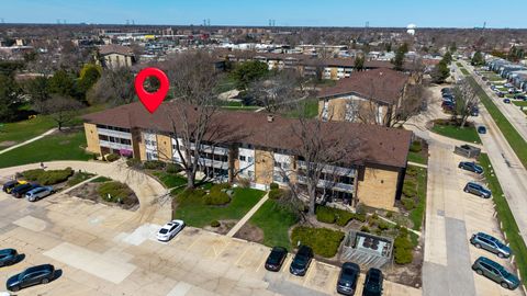 Tiny photo for 960 Beau Drive #303, Des Plaines, IL 60016 (MLS # 12474877)