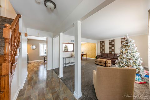Tiny photo for 533 N Beck Road, Lindenhurst, IL 60046 (MLS # 12626106)