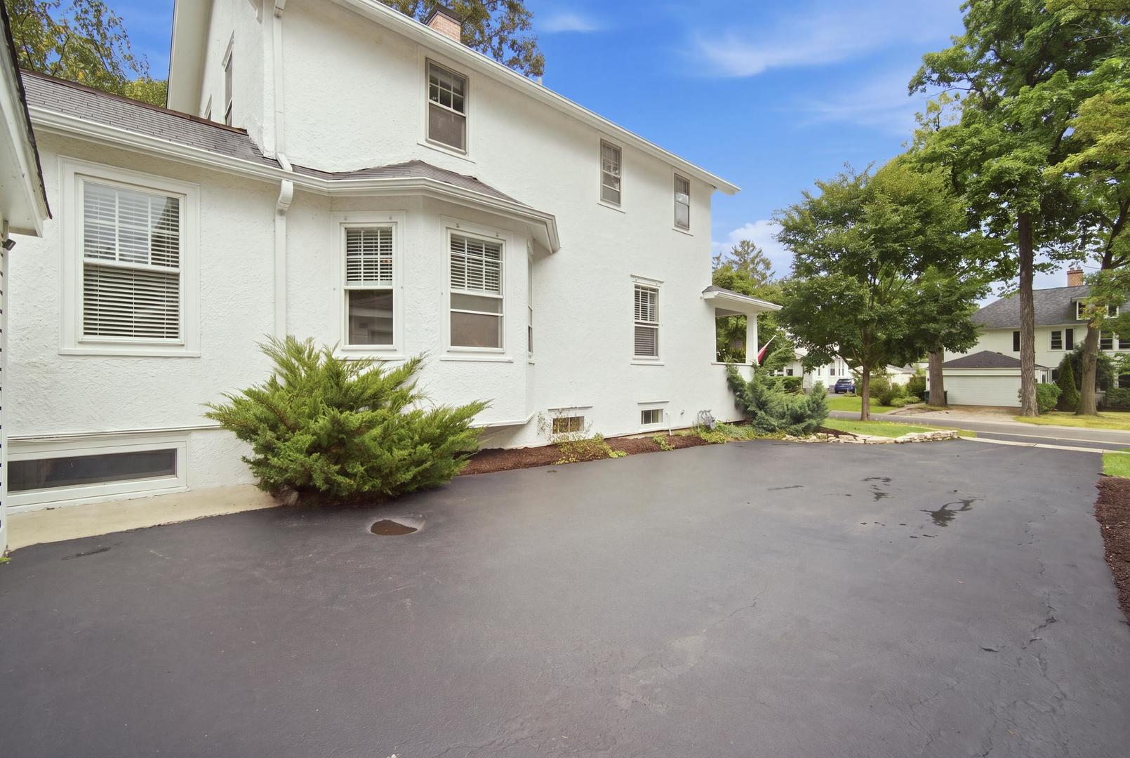 1060 Griffith Road - Photo 2