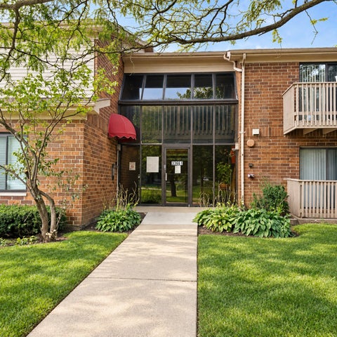 Photo of 33661 N Royal Oak Lane #105, Grayslake, IL 60030 (MLS # 12760803)