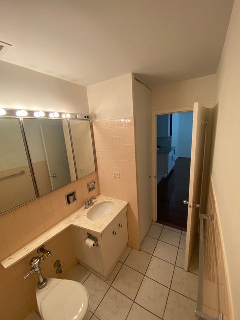 Tiny photo for 21 W Goethe Street #2A, Chicago, IL 60610 (MLS # 12552424)