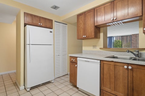 Tiny photo for 651 W Sheridan Road #6D, Chicago, IL 60613 (MLS # 12671504)