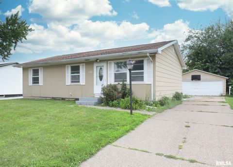 Photo of 1310 CALVIN Street, Davenport, IA 52804 (MLS # QC4265138)