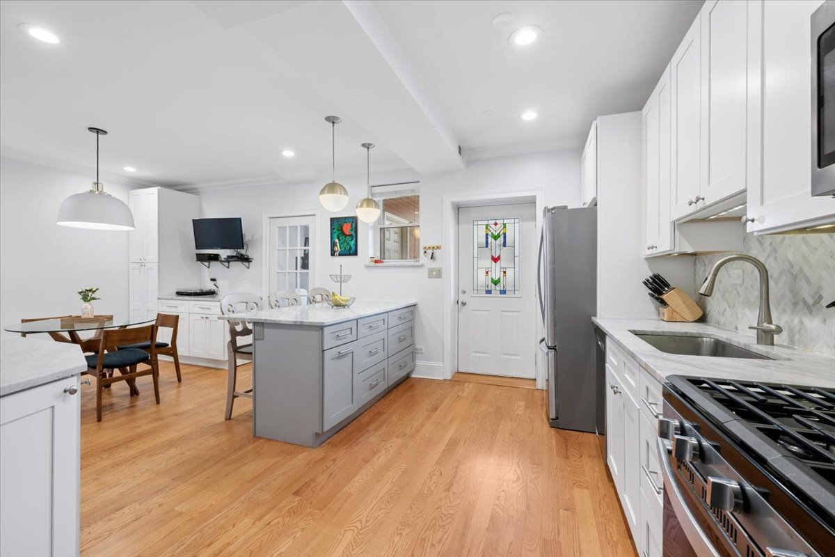 2018 W Farragut Avenue 3
