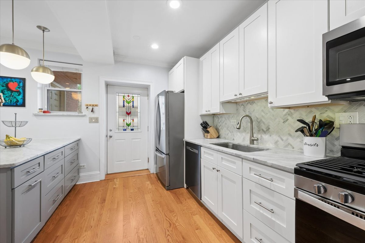 2018 W Farragut Avenue 3