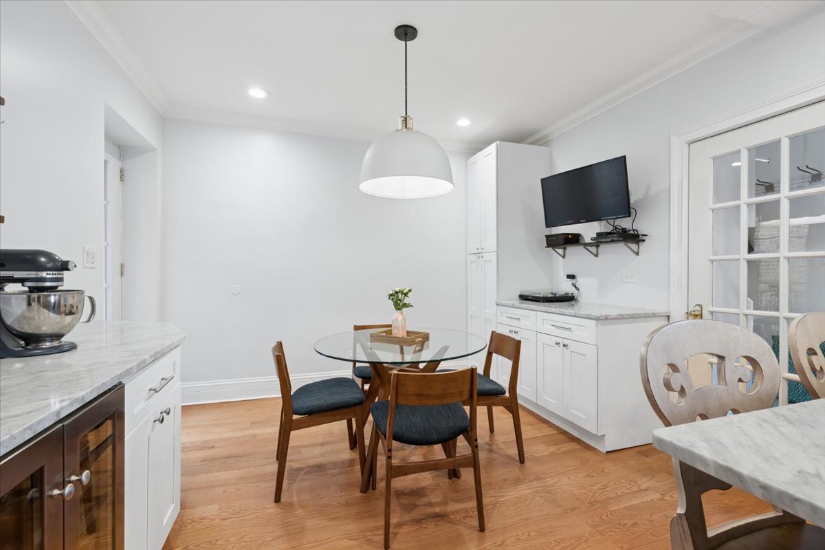 2018 W Farragut Avenue 3