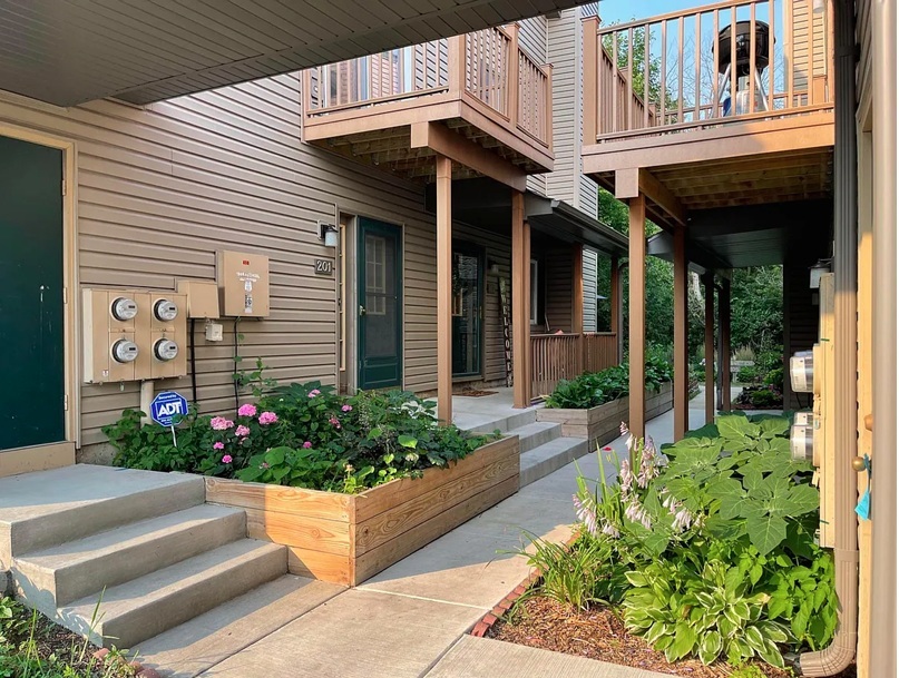 450 Valley Drive 201