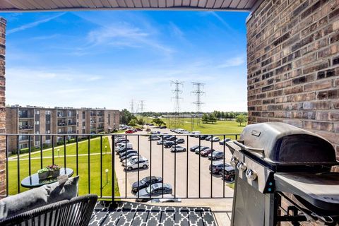 Tiny photo for 725 W Huntington Commons Road #416, Mount Prospect, IL 60056 (MLS # 12610547)