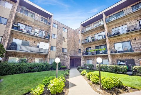 Photo of 725 W Huntington Commons Road #416, Mount Prospect, IL 60056 (MLS # 12610547)