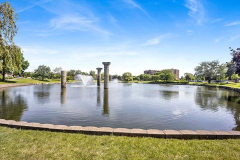 Tiny photo for 725 W Huntington Commons Road #416, Mount Prospect, IL 60056 (MLS # 12610547)