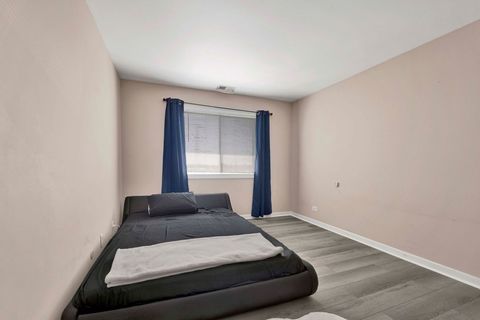 Tiny photo for 725 W Huntington Commons Road #416, Mount Prospect, IL 60056 (MLS # 12610547)