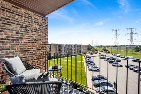 Tiny photo for 725 W Huntington Commons Road #416, Mount Prospect, IL 60056 (MLS # 12610547)