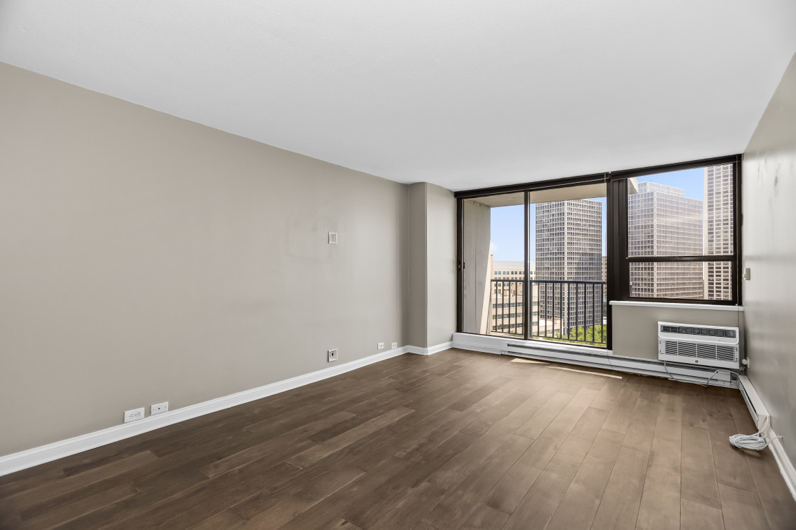 2740 N Pine Grove Avenue 14G