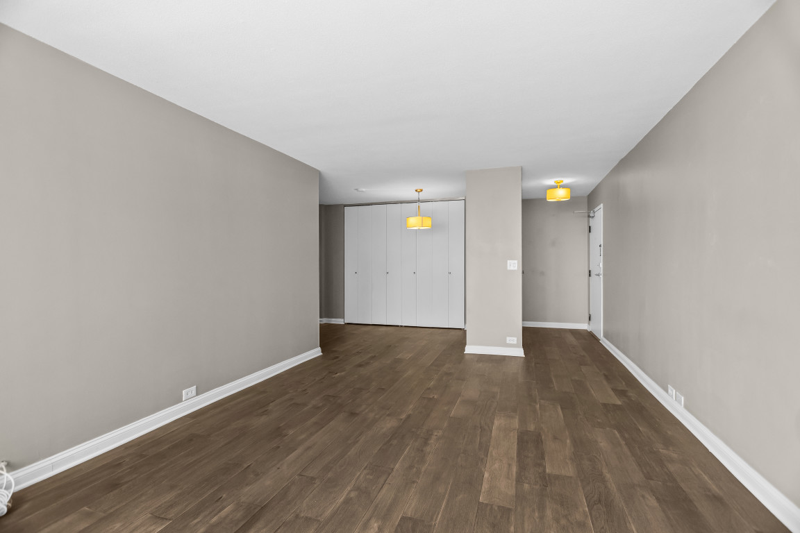 2740 N Pine Grove Avenue 14G