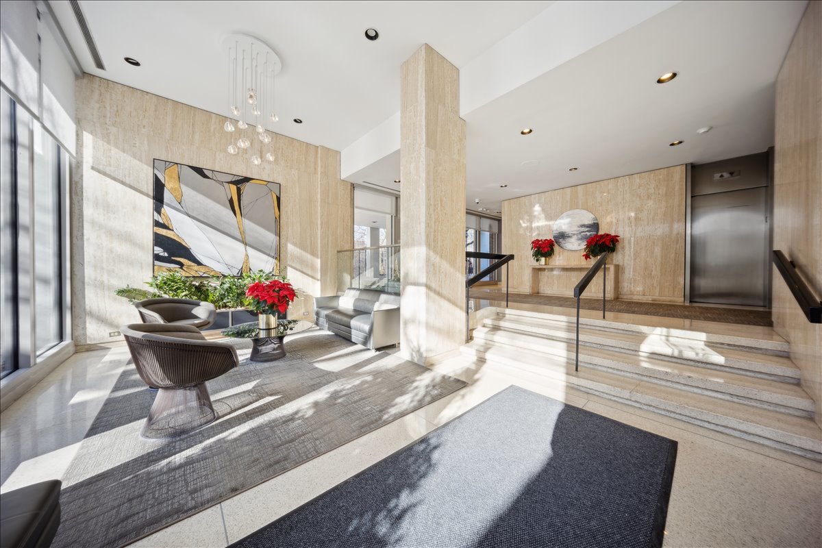 88 W Schiller Street 2107L