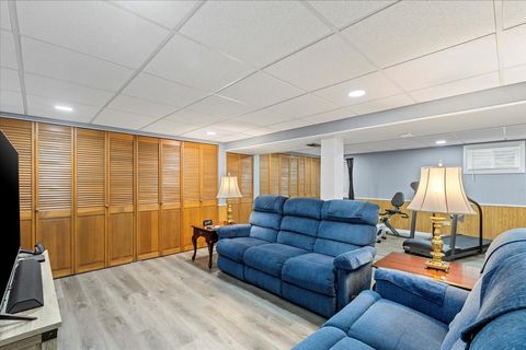 Tiny photo for 10 Warwick Court, Streamwood, IL 60107 (MLS # 12458415)