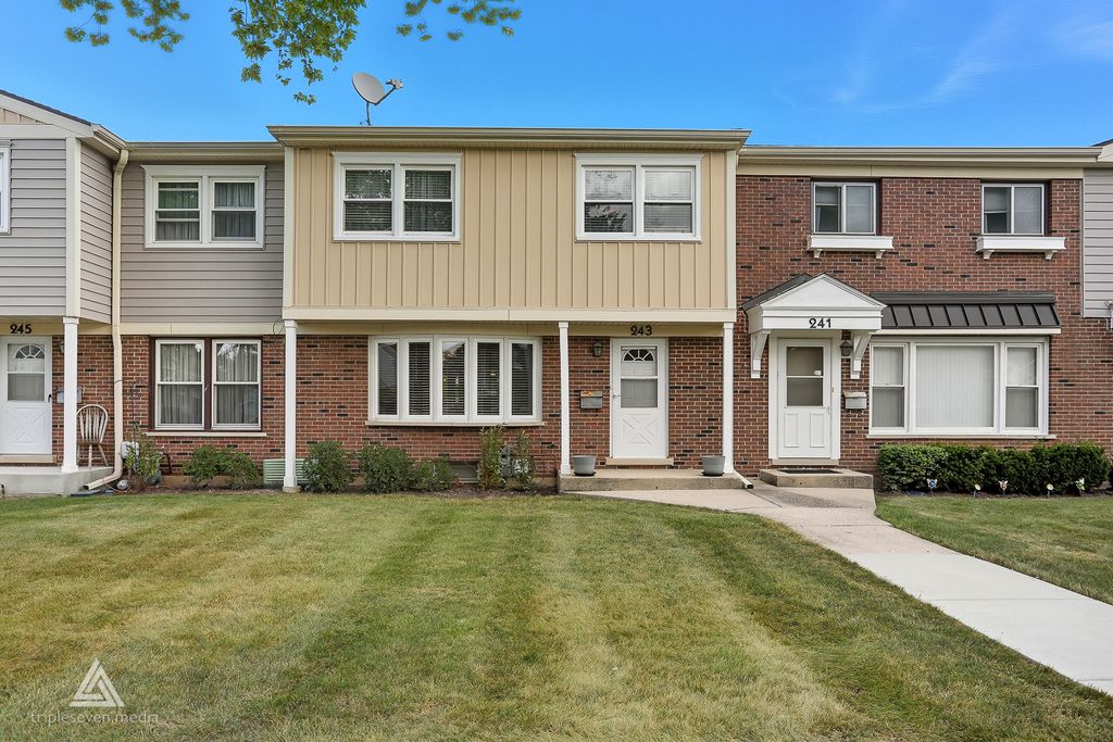 Photo for 243 Washington Square, Wood Dale, IL 60191 (MLS # 12480951)