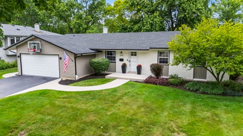 Photo of 1005 W Firestone Drive, Hoffman Estates, IL 60192 (MLS # 12664778)