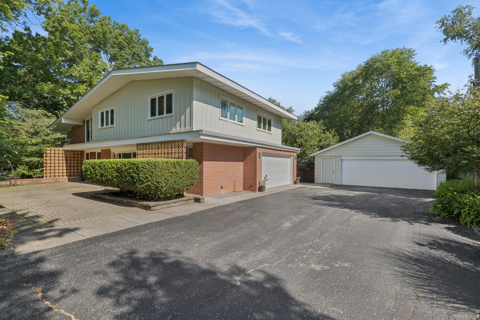 888 Country Club Road
